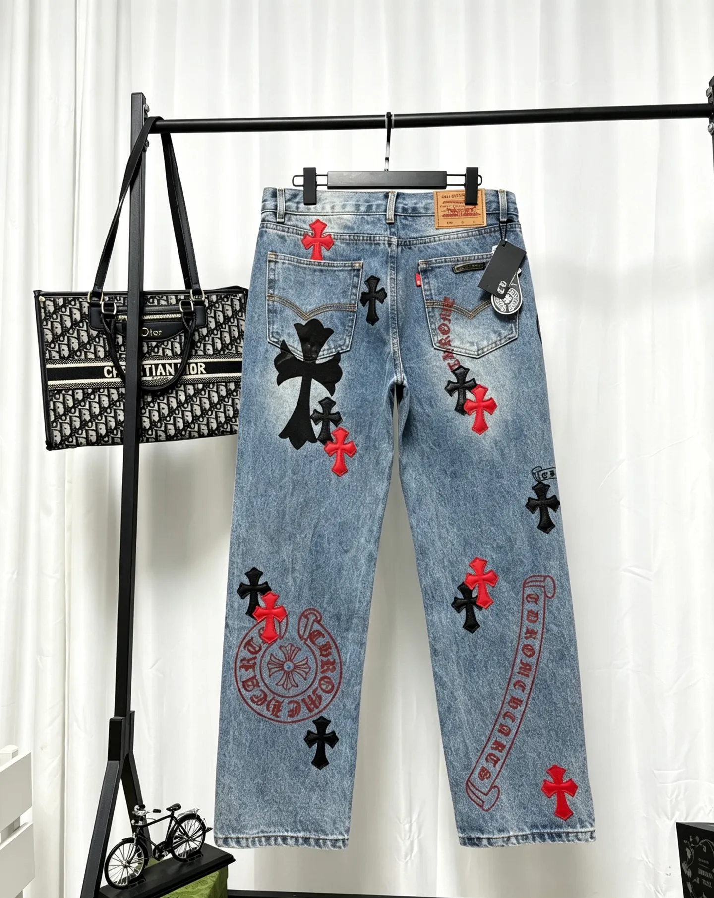 Chrome Hearts Chrome Hearts ， ， Retro ， 。 Chrome Hearts × Levi’s ， Classic ， ， ， 。 、 ， ， ， ， ， ； 、 、 ， ， 。 ✖️Levi’s ， Genuine Leather ， ，Retro ， 。